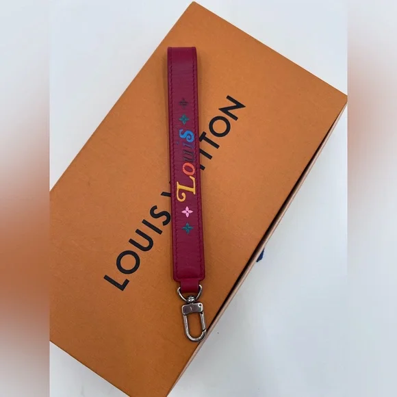 LOUIS VUITTON New Wave Long Wallet/Wristlet
Quilted Leather Rouge - Picture 15 of 16